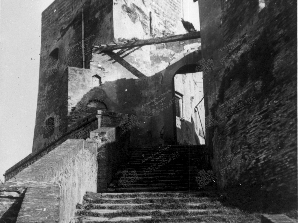 Scalinata di ingresso al Castello alla fine della seconda guerra