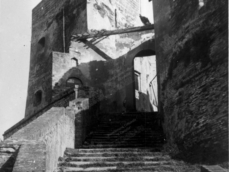 Scalinata di ingresso al Castello alla fine della seconda guerra