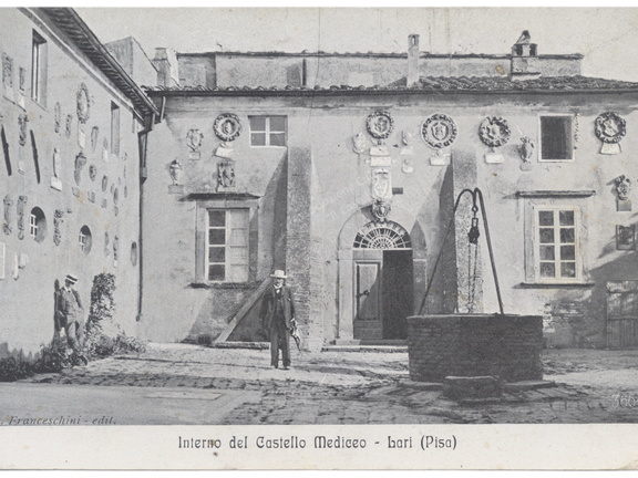 Cartolina del cortile interno del Castello, con stemmi e ingresso prefettura