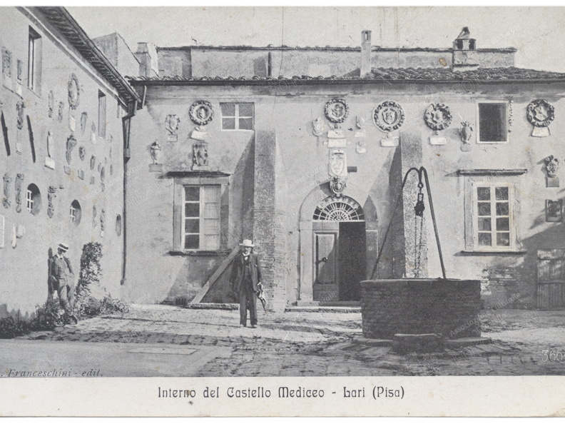 Cartolina del cortile interno del Castello, con stemmi e ingresso prefettura
