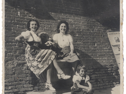 Ragazze sotto al monumento ai caduti durante la festa dell'uva