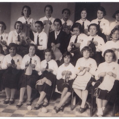 Una scuola di cucito negli anni '40