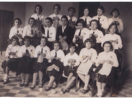 Una scuola di cucito negli anni '40