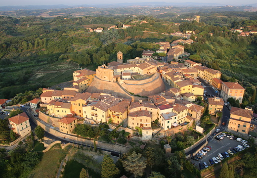 Una foto aerea del Castello e del borgo di Lari