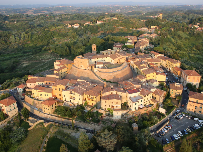 Una foto aerea del Castello e del borgo di Lari