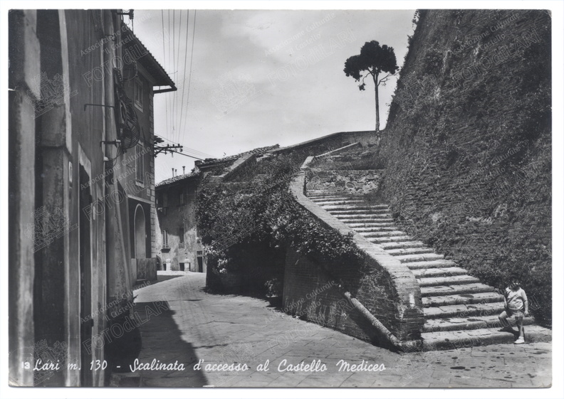Scalinata d\'accesso al castello mediceo - 1975.jpg