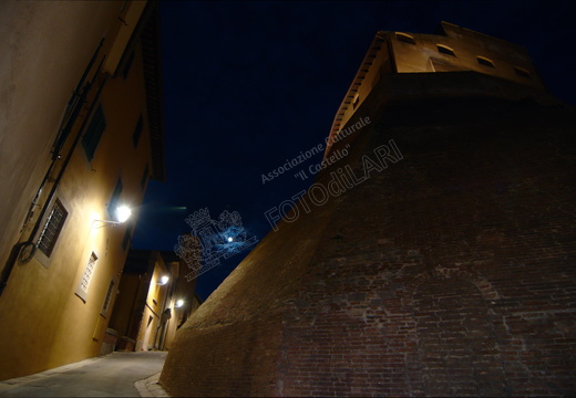 Le Mura del Castello e via Dante con luna