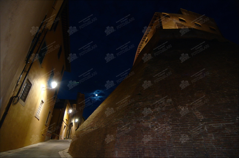 Mura Castello e via dante con luna- 01.jpg