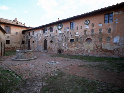 Cortile del Castello di Lari - lato nord-est