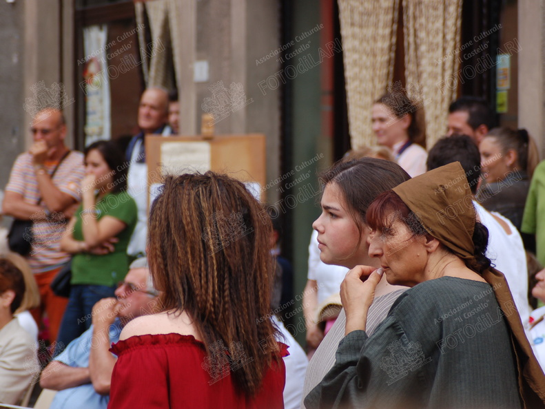 Figuranti e pubblico durante la sfilata