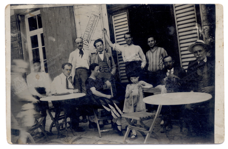 Larigiani al bar sulla piazza - anni 30.jpg