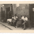 larigiani seduti davanti alla trattoria \"da Beppino\" - 1951.jpg