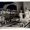 al banco del bar sulla piazza 02 - anni 50.jpg