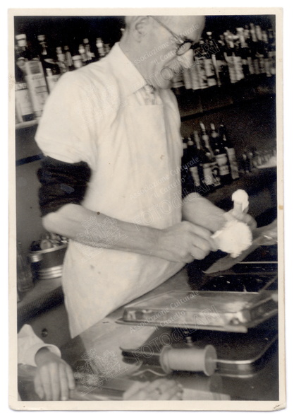 preparando il gelato al bar sulla piazza - anni 50.jpg