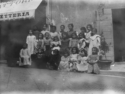 Gruppo di bambine sul ponte 