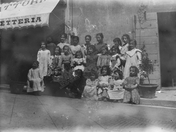 Gruppo di bambine sul ponte 