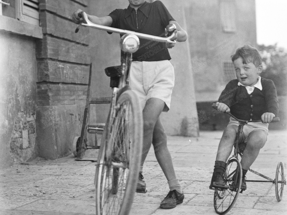 Bambini in bicicletta sulle mura