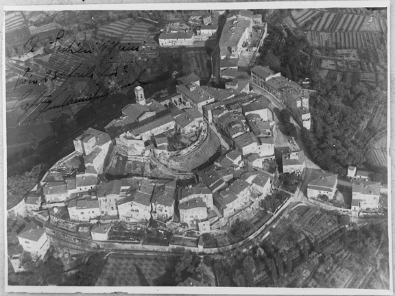 Veduta aerea del borgo di Lari