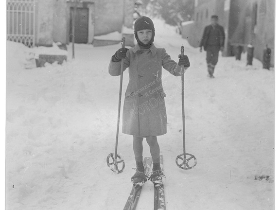 Nevicata a Lari - bambino sugli sci