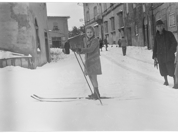 Nevicata a Lari - bambina sugli sci