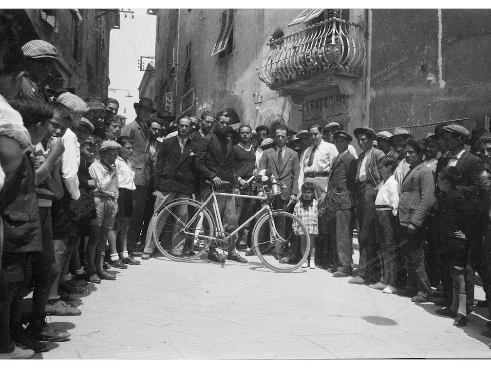Gruppo di larigiani attorno a Pietro Mencacci