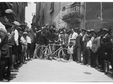 Gruppo di larigiani attorno a Pietro Mencacci