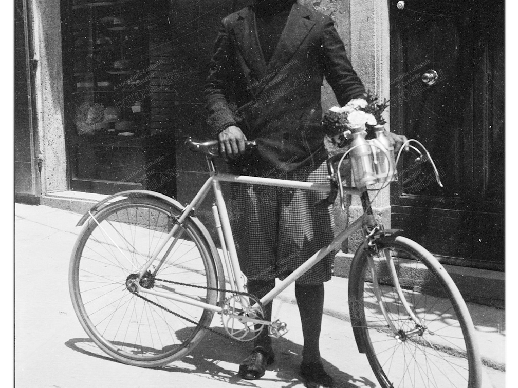 Il ciclista Pietro Mencacci davanti la trattoria Gabbanelli