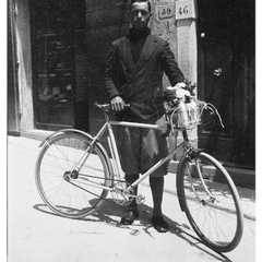 Il ciclista Pietro Mencacci davanti la trattoria Gabbanelli