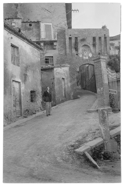 Lentulo Ferrini davanti la porta Fiorentina - 1936 circa.jpg