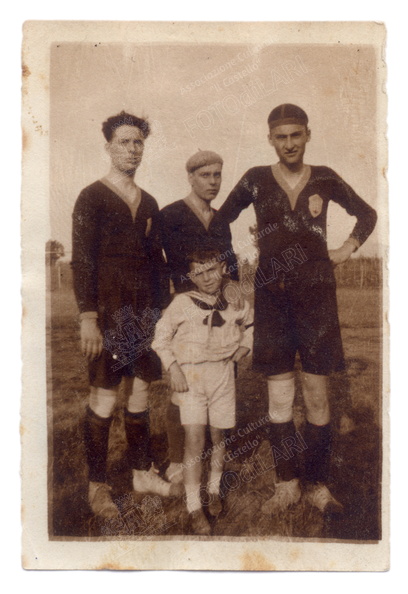 tre calciatori ed un bambino - 1927 circa.jpg