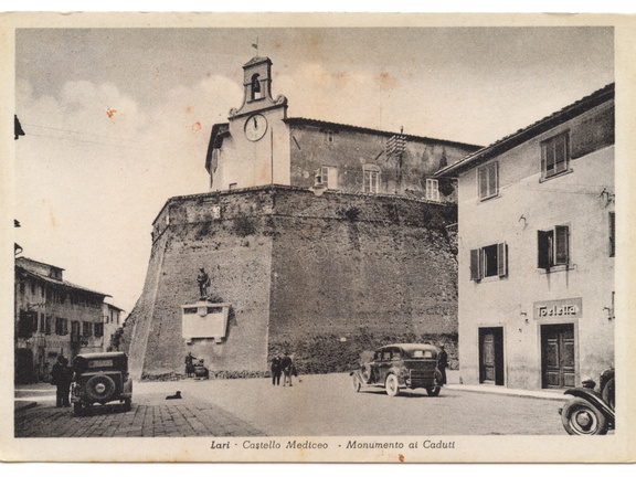 Lari - Castello Mediceo - Monumento ai Caduti