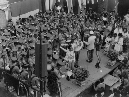 Esibizione di una banda musicale alla sagra delle ciliegie del 1965