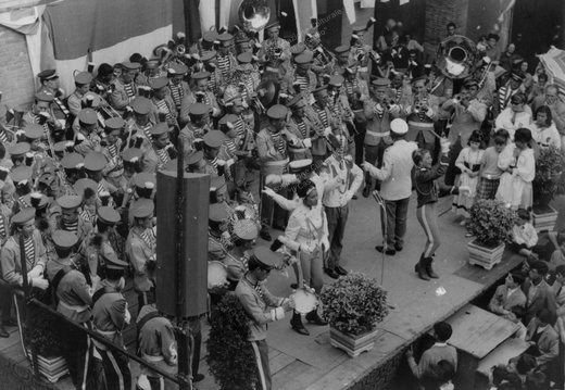 Esibizione di una banda musicale alla sagra delle ciliegie del 1965