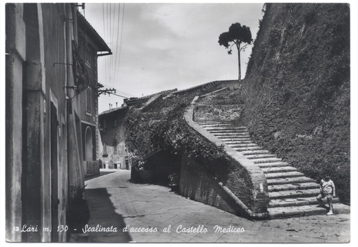 Lari, scalinata d'acceso al Castello Mediceo