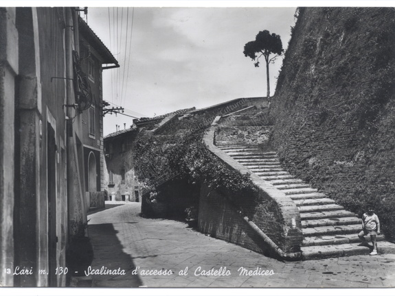 Lari, scalinata d'acceso al Castello Mediceo