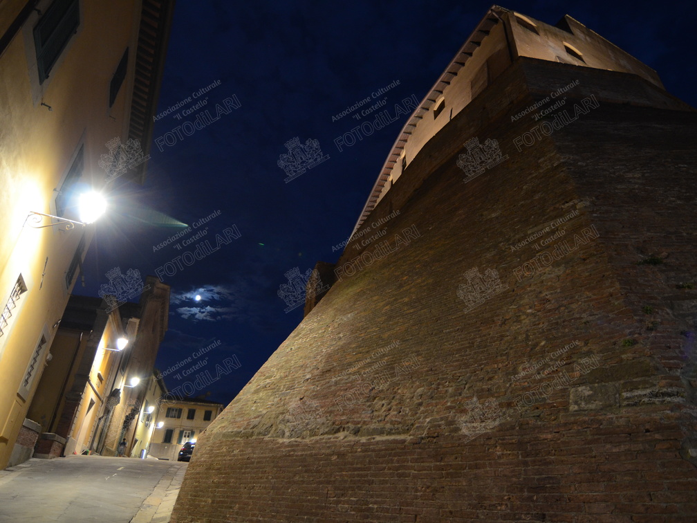 Mura del Castello e via Dante con luna