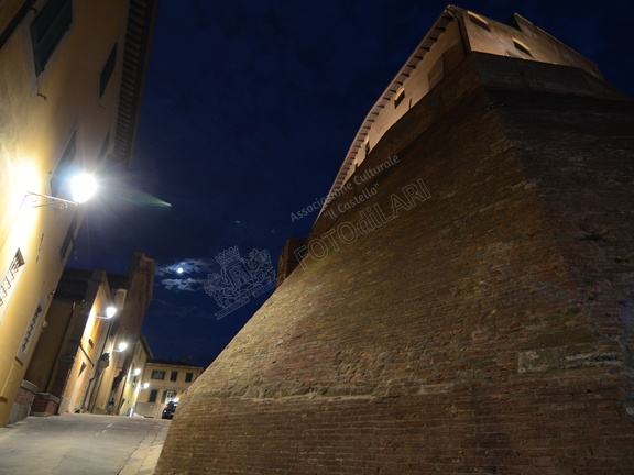Mura del Castello e via Dante con luna