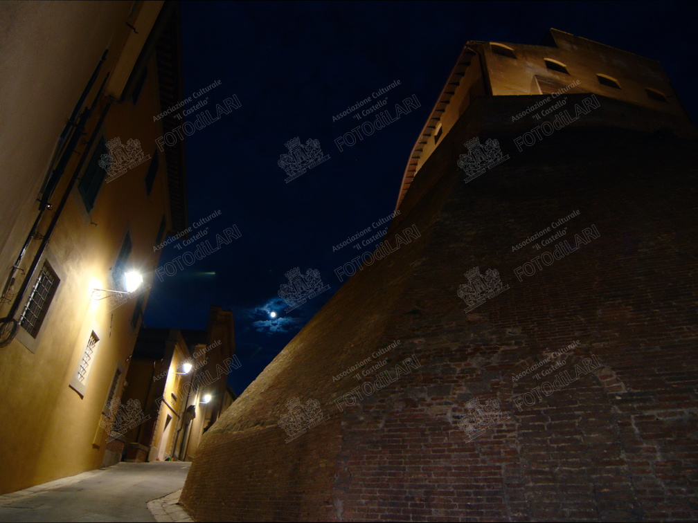 Le Mura del Castello e via Dante con luna