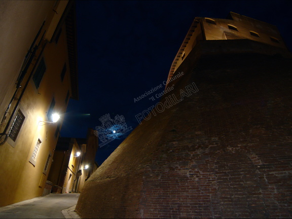 Le Mura del Castello e via Dante con luna