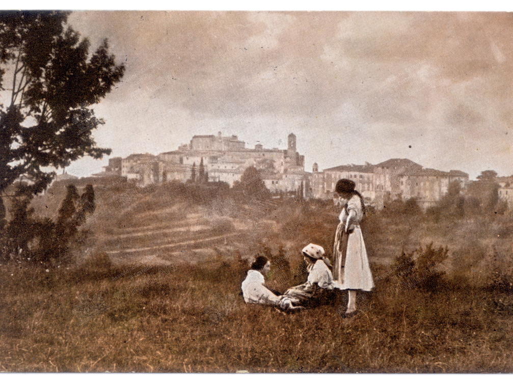 Vista di Lari da sud con ragazze